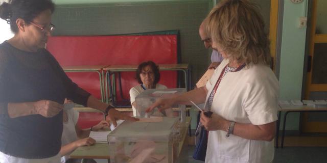 Delia López ejerce su derecho a voto