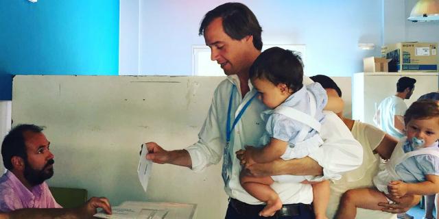 Antonio González Terol vota en el colegio José Bergamín