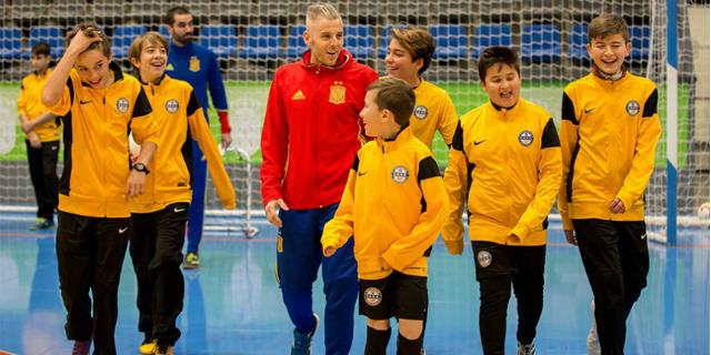 Más de 40 niños del CD Nuevo Boadilla aprenden con los jugadores de la Selección Española