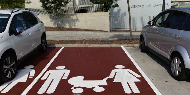 Los edificios municipales tendrán plazas de aparcamiento preferentes para familias y mujeres embarazadas