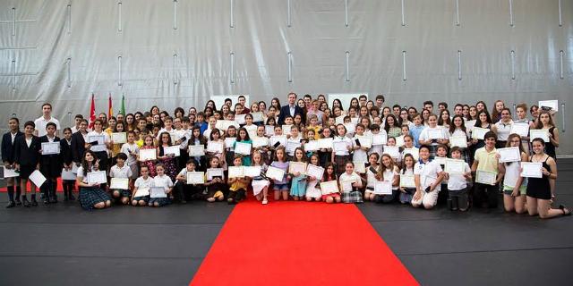 Boadilla premia la excelencia académica de los alumnos del municipio