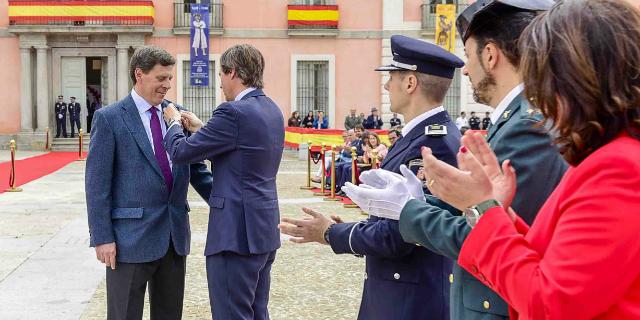 Juan Carlos Quer recibe la Medalla de la Policía Local en Boadilla