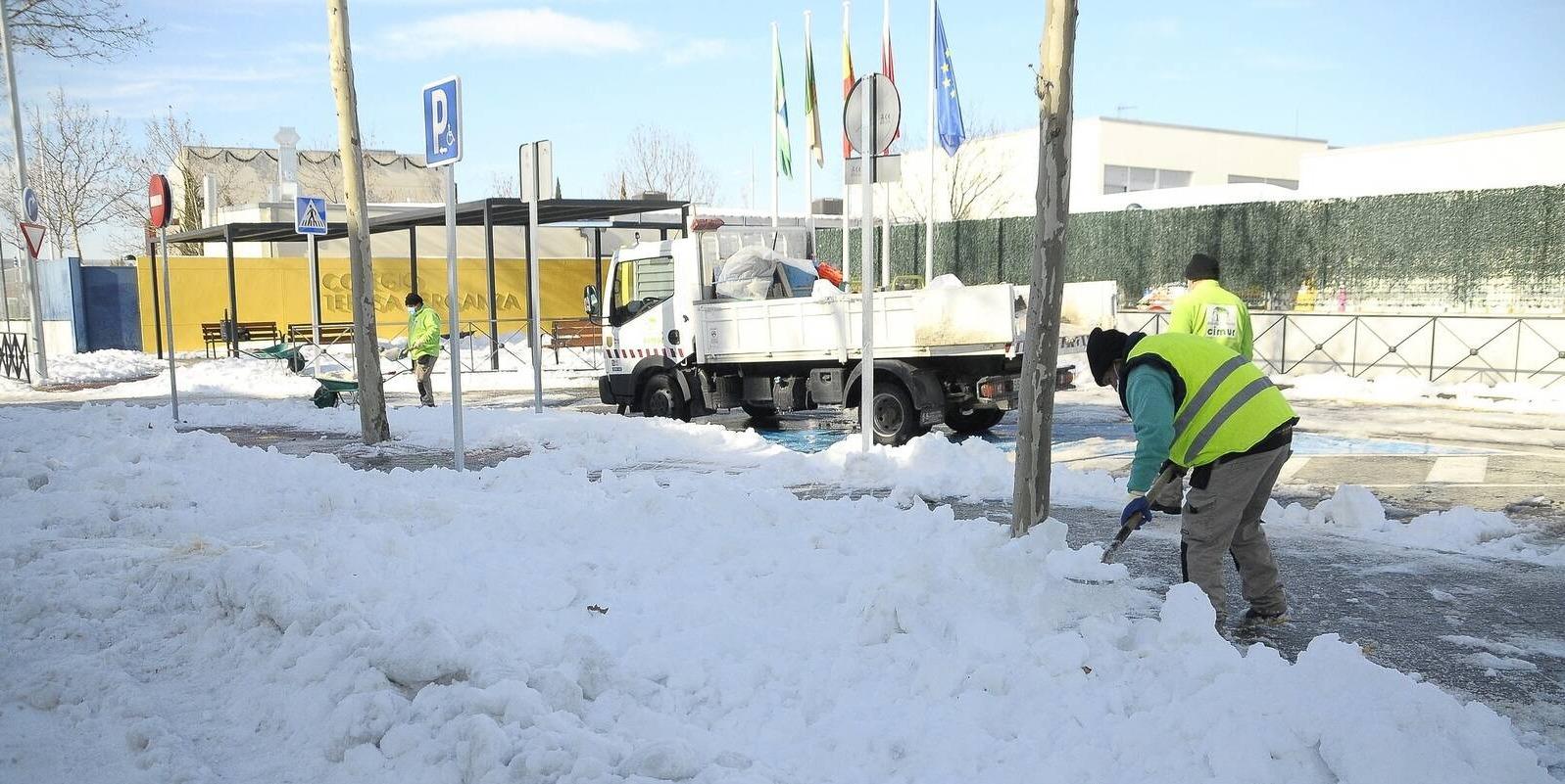 El Ayuntamiento retira la nieve en los centros escolares para facilitar la vuelta a las clases 