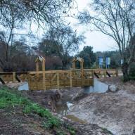 Finaliza la restauración de la pasarela en el arroyo de la Fresneda en Boadilla