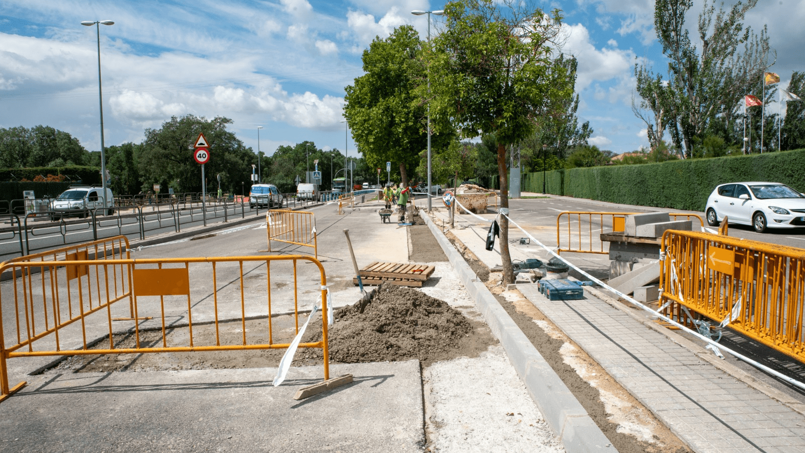 El Ayuntamiento inicia obras de mejora en la vía de servicio de la M-513 y en el aparcamiento frente al Complejo Deportivo Ángel Nieto