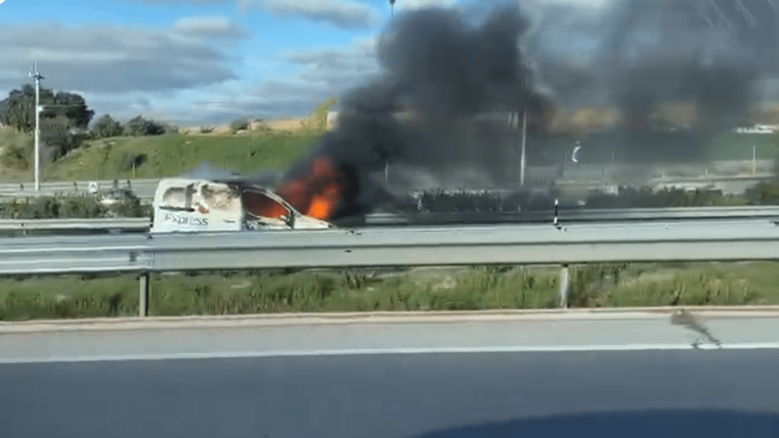 Arde una furgoneta en la M-501 a la altura de Boadilla