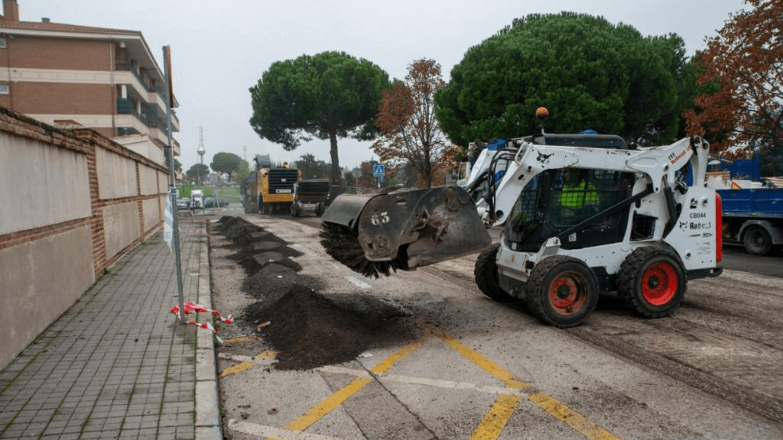 El Ayuntamiento comienza la 'operación asfalto' en la que se cubrirán casi 29.000 m2 El Ayuntamiento comienza la 'operación asfalto' en la que se cubrirán casi 29.000 m2