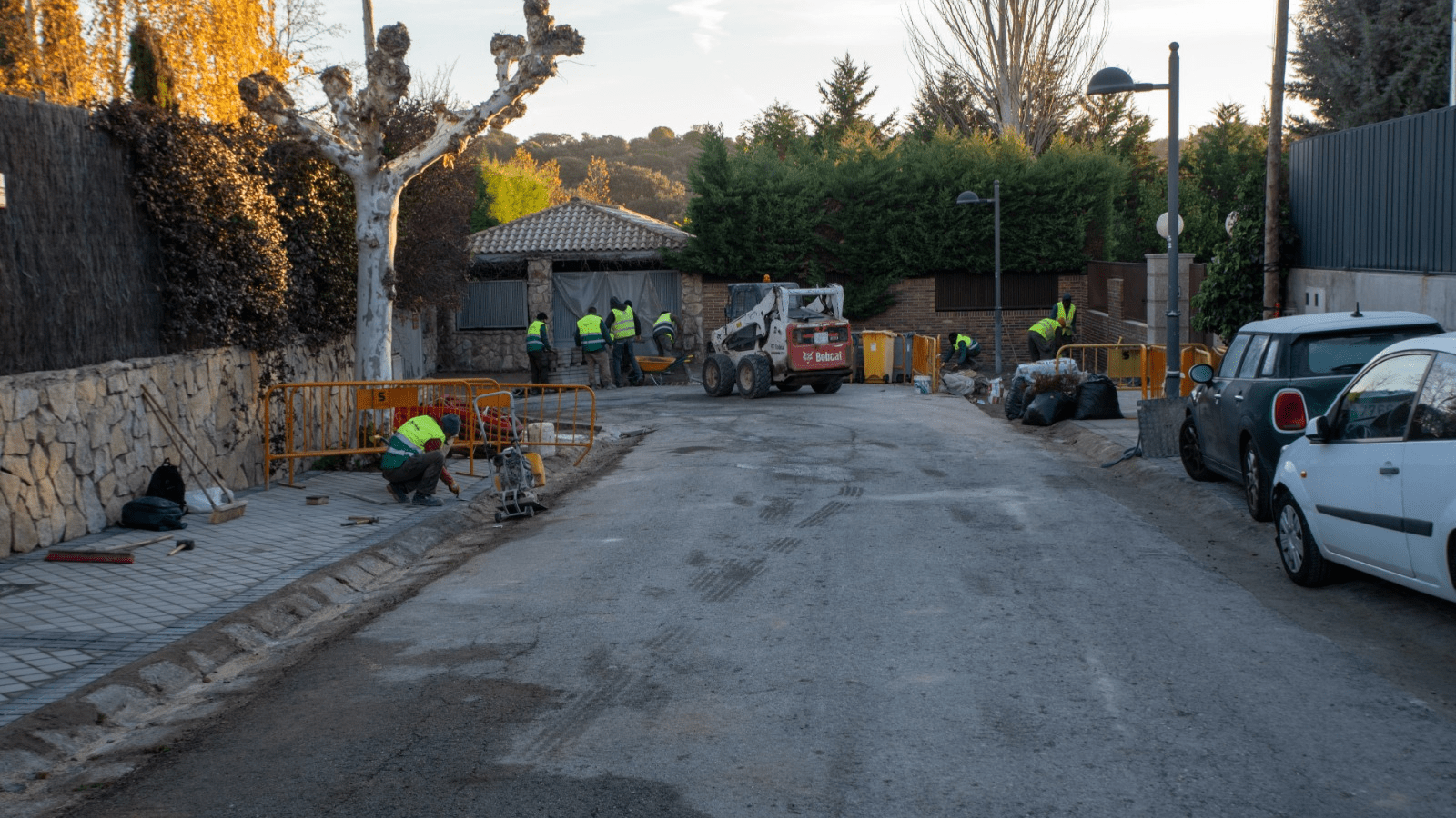 El Ayuntamiento continúa con las obras de renovación del acerado en las urbanizaciones históricas