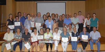 Juan Siguero entrega los diplomas del Taller de Informática para mayores Juan Siguero entrega los diplomas del Taller de Informática para mayores