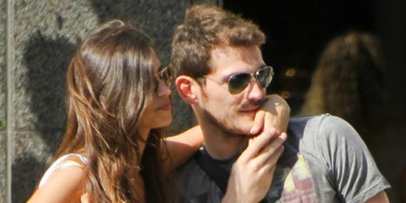 Iker Casillas y Sara Carbonero reciben carteles de felicitación en su casa de Boadilla Iker Casillas y Sara Carbonero reciben carteles de felicitación en su casa de Boadilla