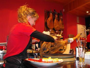 Jamón & Gambas nos ofrece una amplia selección de tapas