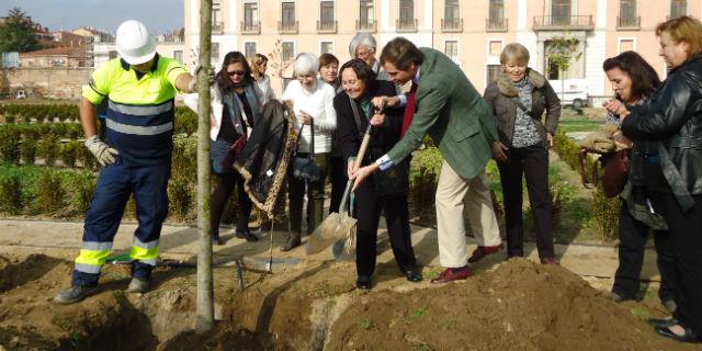 Las ‘niñas del Palacio’ plantan un tilo en su antiguo colegio