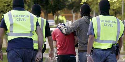 La Guardia Civil detiene a 3 personas por intentar robar ropa La Guardia Civil detiene a 3 personas por intentar robar ropa
