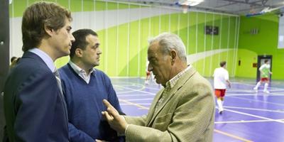 Terol muestra su interés por las escuelas de fútbol de Boadilla  y por la Biblioteca Municipal