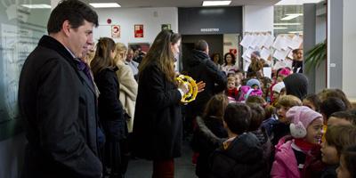 Los alumnos del Virgen de Europa felicitan las fiestas en el Ayuntamiento