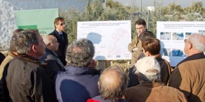 González Terol visita las obras de mejora en el suministro de agua del Olivar de Mirabal