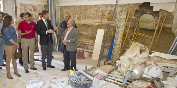 González Terol comprueba las obras de rehabilitación de la Ermita de San Sebastián