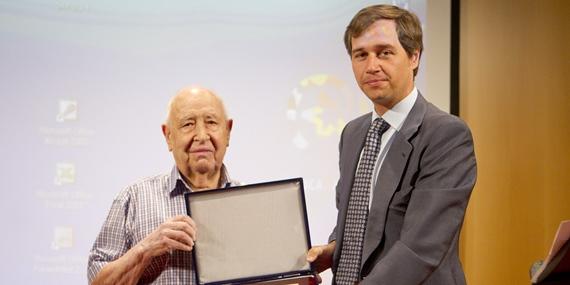 Los alumnos de la Escuela de Adultos de Boadilla reciben sus diplomas