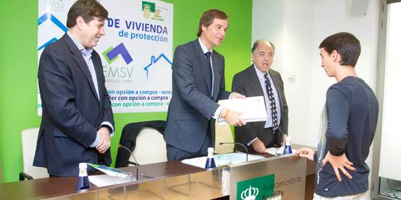 Entregadas las primeras viviendas sorteadas de la EMSV de Boadilla Entregadas las primeras viviendas sorteadas de la EMSV de Boadilla