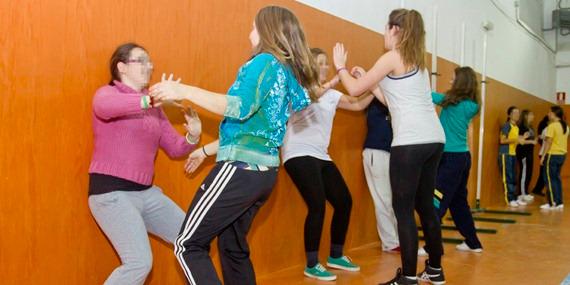 Más de 40 adolescentes de Boadilla acuden a un curso de técnicas de defensa personal femenina
