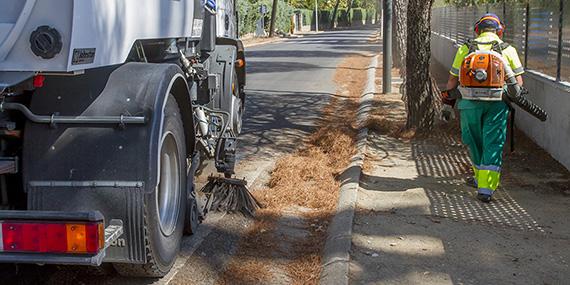 Boadilla intensifica las labores de limpieza en las urbanizaciones