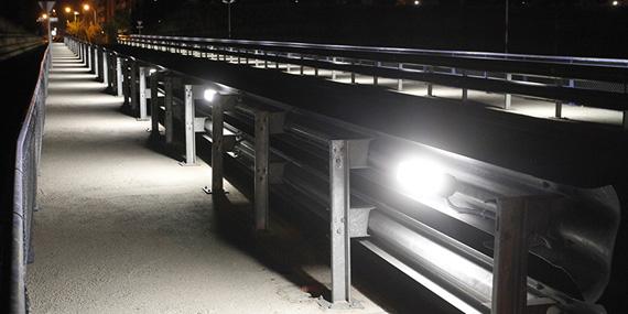 Iluminados los dos puentes que cruzan la M-50