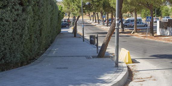 Sentido único y acera nueva en el entorno del colegio Saint Michael