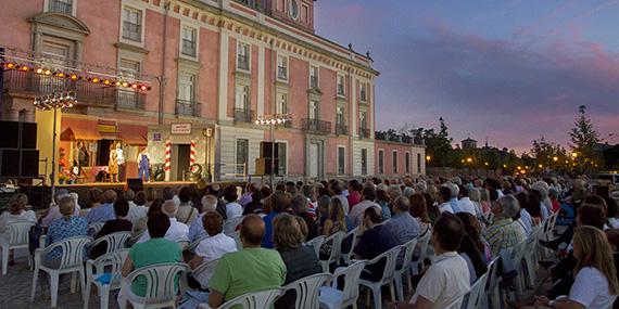 Más de mil personas disfrutan de la zarzuela en la explanada del Palacio