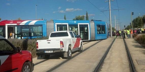 Un coche colisiona con un tren de Metro Ligero Un coche colisiona con un tren de Metro Ligero