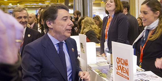 Ignacio González visita el mostrador de Boadilla en FITUR Ignacio González visita el mostrador de Boadilla en FITUR