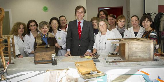 Terol visita a las alumnas de los talleres de restauración y corte y confección