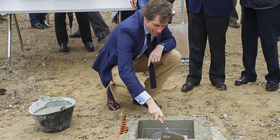 Primera piedra de las viviendas de Valenoso