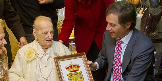 Carmen Salcedo cumple 102 años rodeada de su familia en Boadilla
