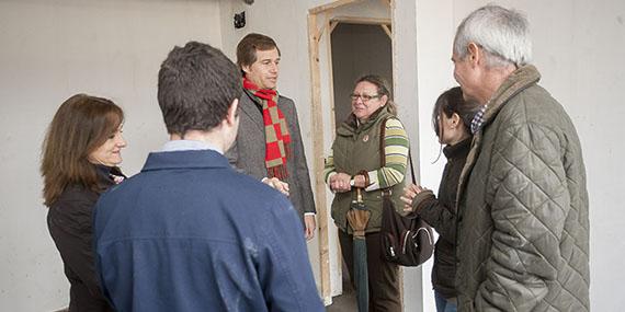 Los adjudicatarios de las viviendas públicas de Valenoso visitan sus futuros hogares Los adjudicatarios de las viviendas públicas de Valenoso visitan sus futuros hogares