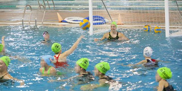 Dos campeonas mundiales de waterpolo visitan el Club las Encinas de Boadilla