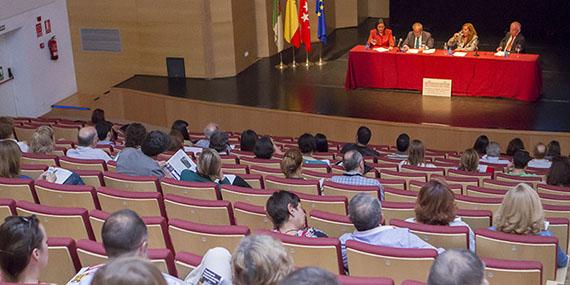 El auditorio acogió una subasta para restaurar el Gallinero