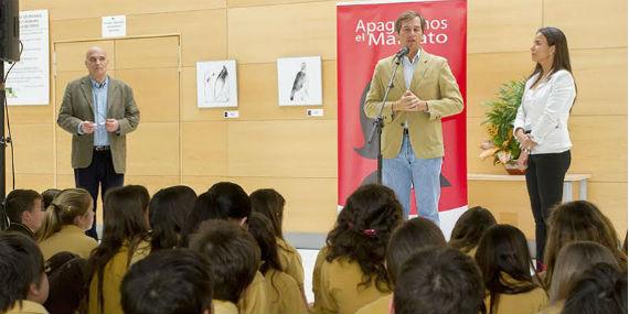 Alumnos del Quercus visitan la exposición ‘Apaguemos el Maltrato’