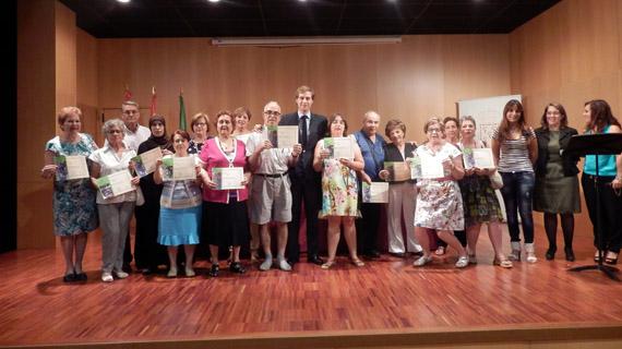 Los alumnos de la Escuela de Adultos reciben sus diplomas de fin de curso