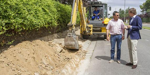 Arranca la instalación del nuevo acerado de la Avenida de las Lomas