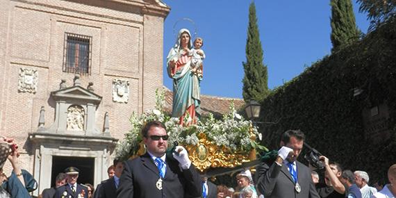 La Virgen del Rosario sale en procesión arropada por cientos de vecinos