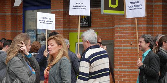 Cuarenta personas acompañan a Ana Garrido en su concentración contra el Gürtel