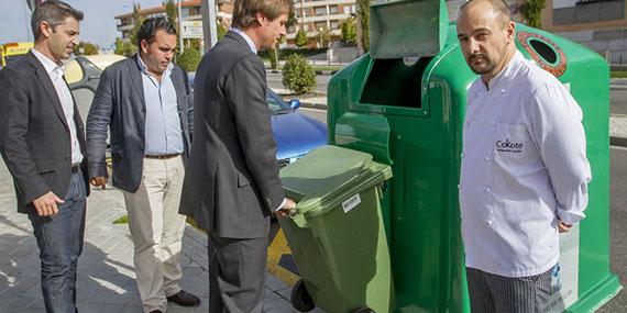 Los hosteleros de Boadilla estrenan sistema de reciclado de vidrio