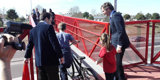 Peatones y ciclistas ya cruzan la M-513 por la nueva pasarela Peatones y ciclistas ya cruzan la M-513 por la nueva pasarela