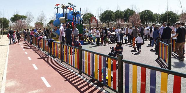 Jugando en el renovado parque Sofía de Grecia