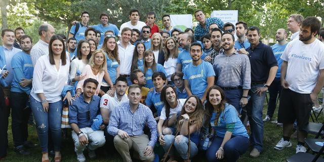 Cifuentes se rodea de jóvenes en Boadilla para explicarles sus propuestas 