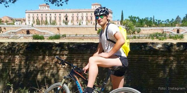 Iker Casillas pasea en bici por el Palacio de Boadilla 