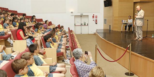 El autor de “Kika Superbruja” se reúne con más de 300 escolares de Boadilla El autor de “Kika Superbruja” se reúne con más de 300 escolares de Boadilla
