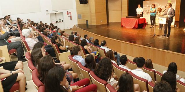 El alcalde entrega los premios a los alumnos de Educación Secundaria con mejor expediente y a los más solidarios El alcalde entrega los premios a los alumnos de Educación Secundaria con mejor expediente y a los más solidarios