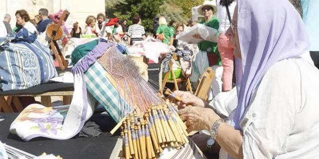 Más de cien encajeras de bolillos de toda España se reunieron este fin de semana en Boadilla