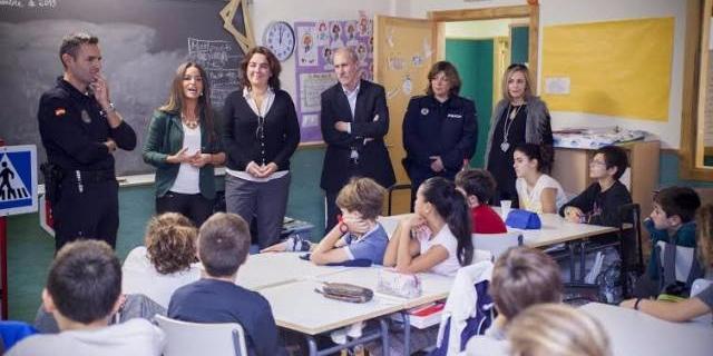 La Policía Local de Boadilla imparte charlas para concienciar a la comunidad escolar La Policía Local de Boadilla imparte charlas para concienciar a la comunidad escolar